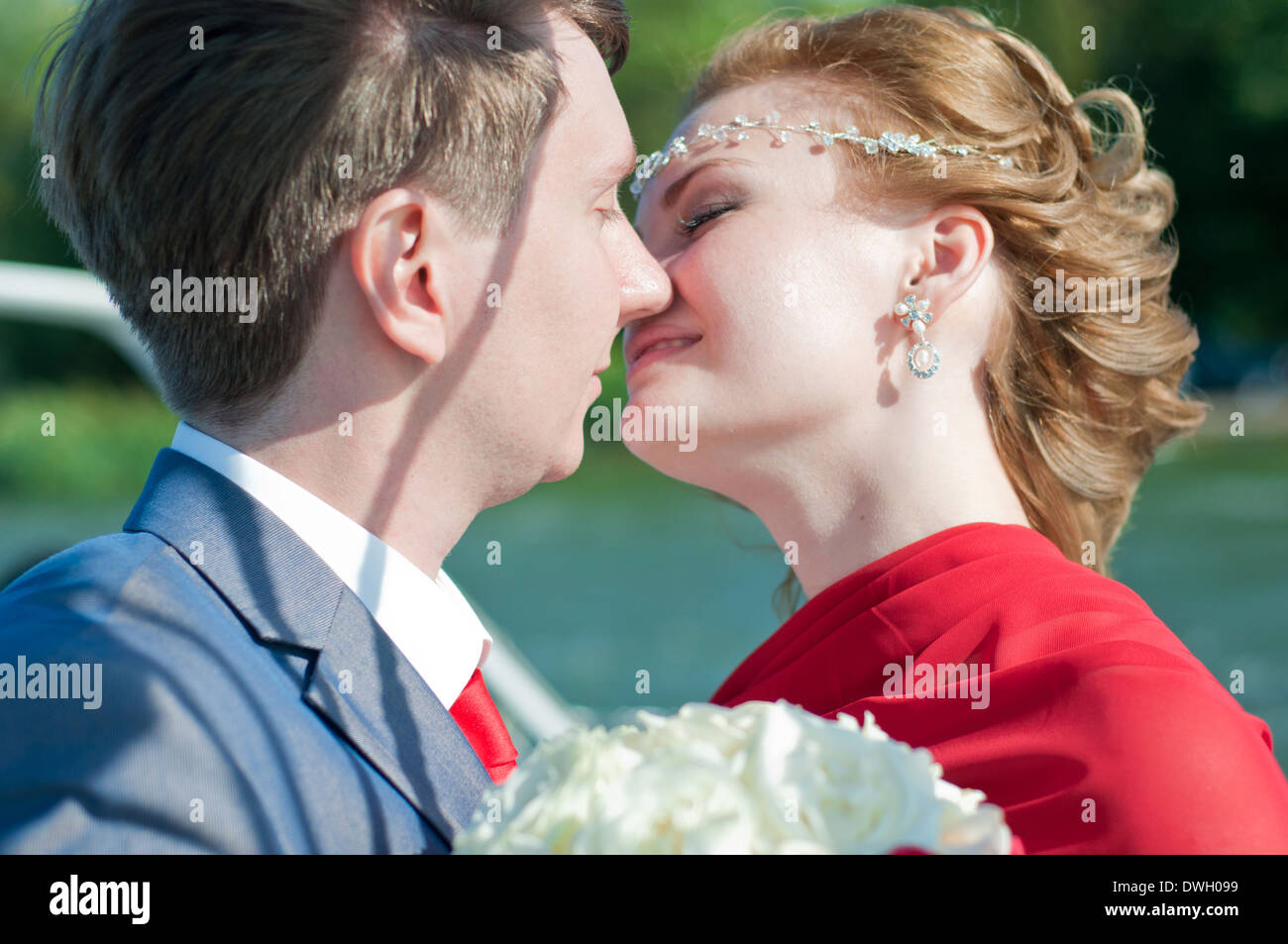 Newlyweds kiss hi-res stock photography and images - Alamy