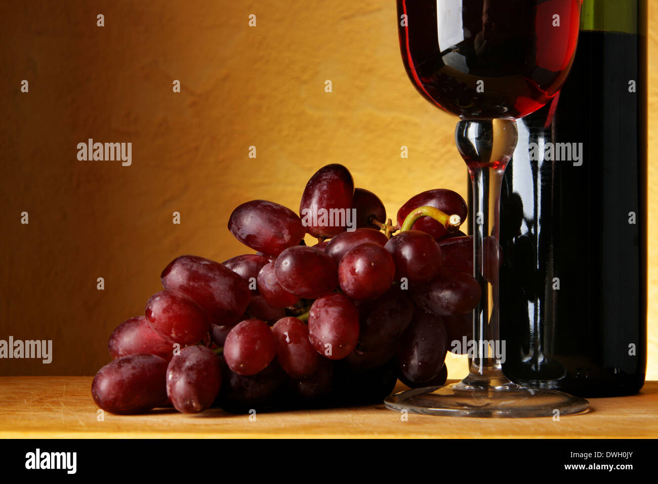 Still-life with bunch of grapes and red wine Stock Photo - Alamy