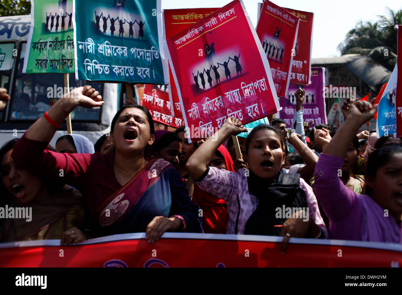 Dhaka, Bangladesh, 08th March 2014: Garments worker gathered in front of press club on occason ''International Women's Day'' demanding their safety work place,maternity benifit & better life. Different organization including Garments Labor Trade Union celebrated ''International Women's Day'' making human chain,protest,gathering & candle lighting. Womens from all walks of life have been attended in these function. Credit:  zakir hossain chowdhury zakir/Alamy Live News Stock Photo