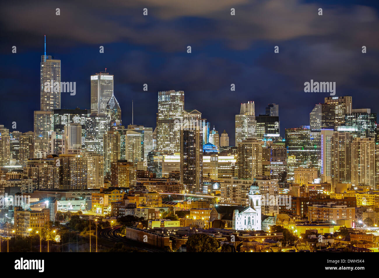 Chicago illinois skyline at night hi-res stock photography and images ...