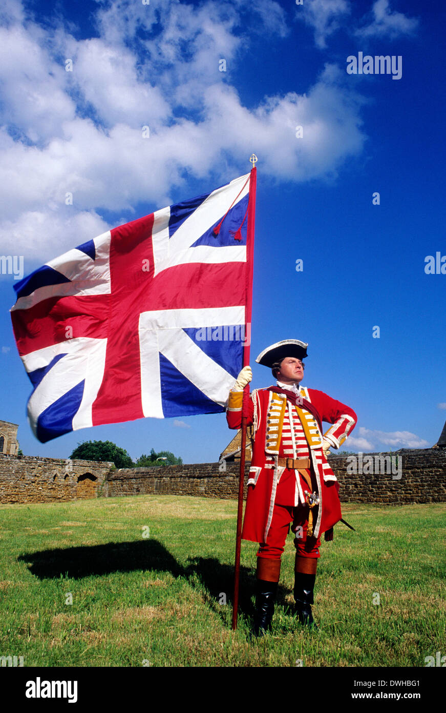 Historical re-enactment, British soldier, 1745, Union Flag, as deployed at the Battle of Culloden, redcoat English soldiers uniform uniforms England UK Stock Photo