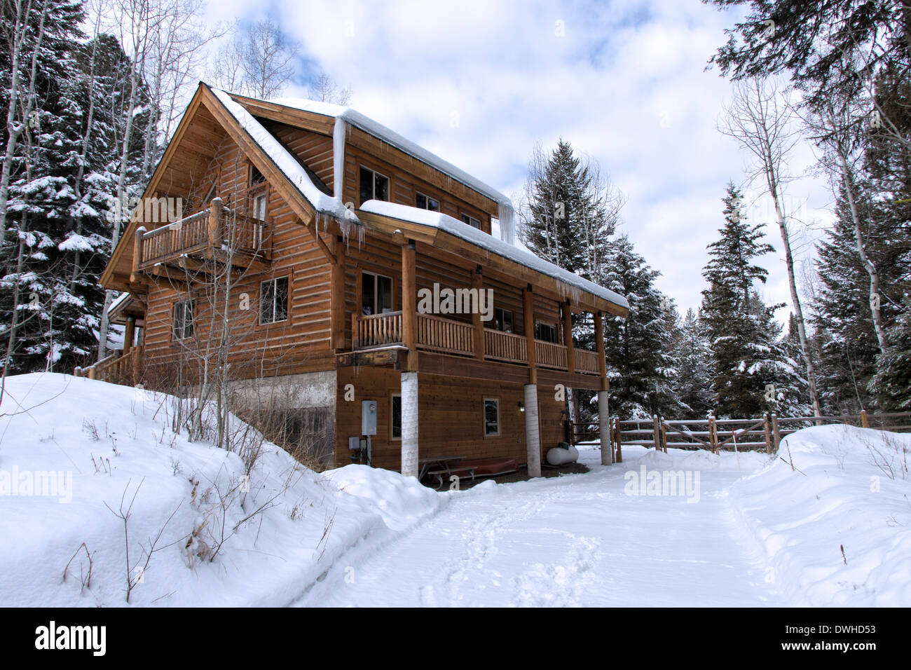 Log cabin in deep snow in the idaho mountains Stock Photo 67381023 Alamy