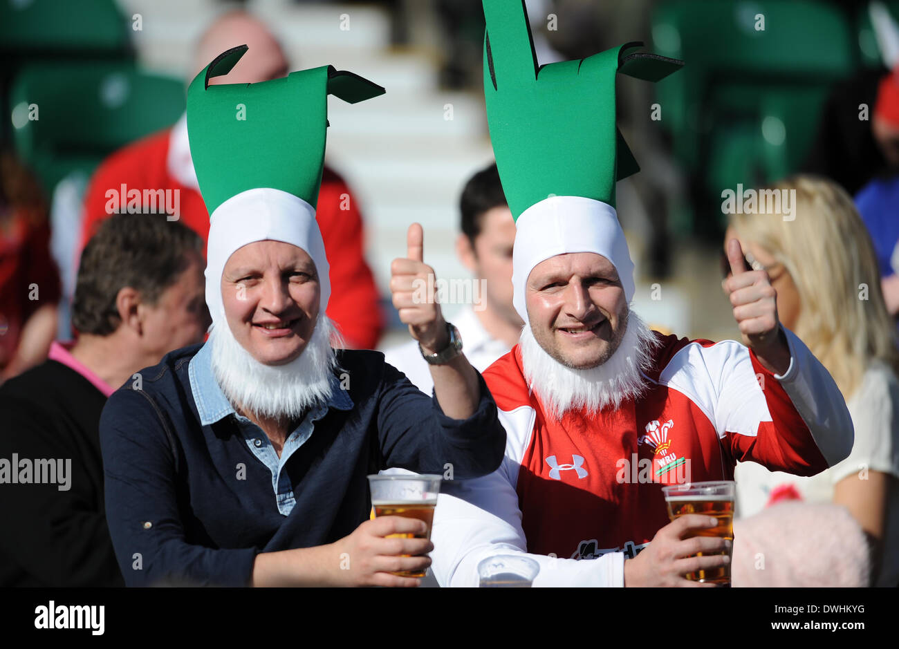 WALES FANS BEFORE BIG GAME ENGLAND RU V WALES RU TWICKENHAM LONDON ENGLAND 09 March 2014 Stock Photo