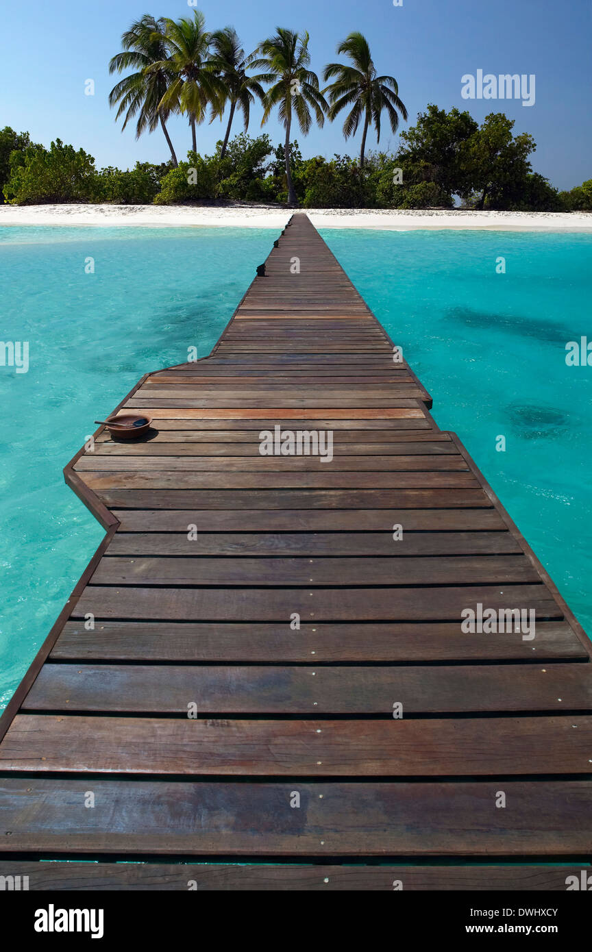Jetty over a tropical lagoon in the Maldives in the Indian Ocean Stock ...