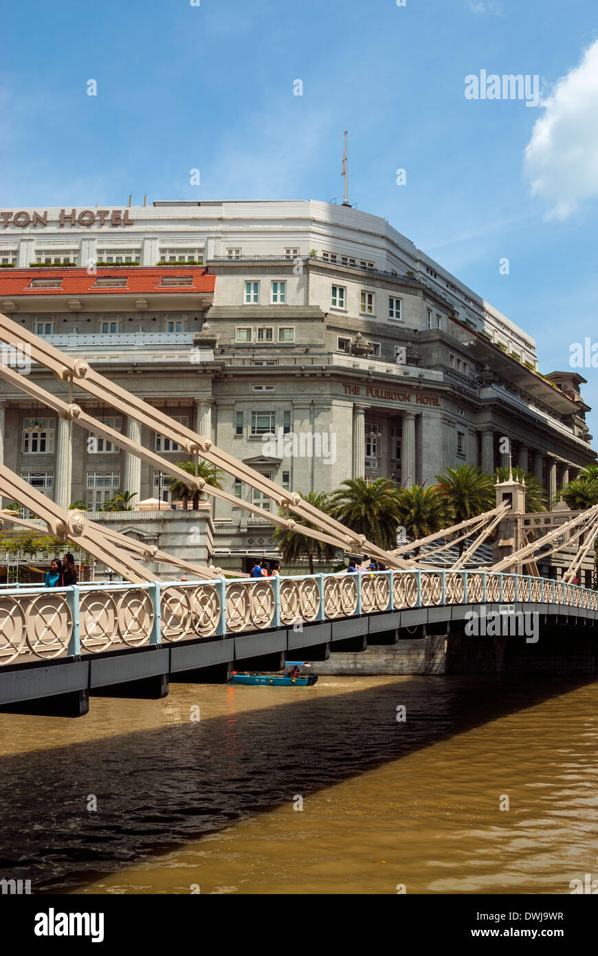 The Fullerton Hotel and Cavenagh Bridge, Singapore Stock Photo Alamy