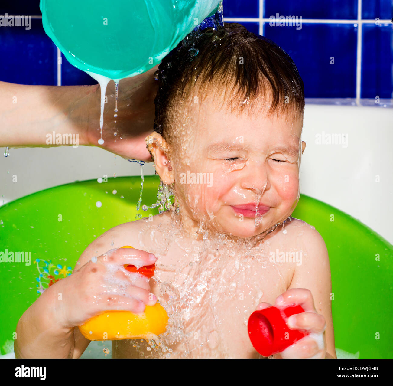 Плачет при купании. Мытье ребенка. Для мытья ребенка в ванной. Ребенок купается в ванне весело. Ребенок с намыленной головой.