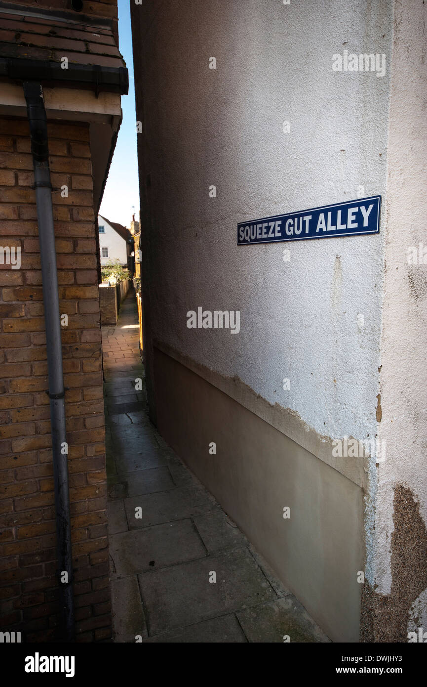 The very narrow Squeeze Gut Alley in Whitstable, Kent, UK Stock Photo