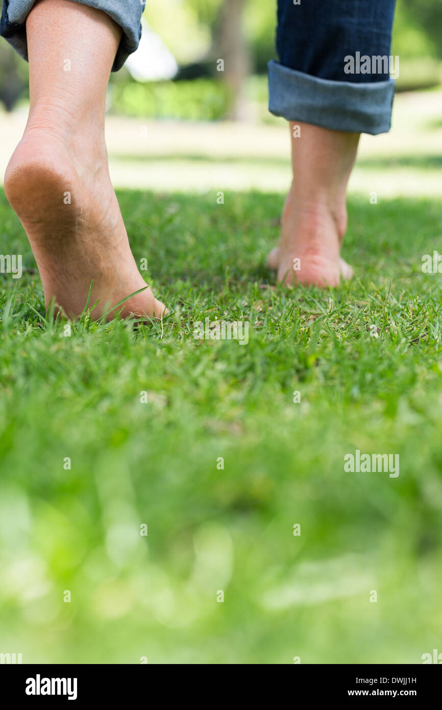 Walking barefoot grass close up hi-res stock photography and images - Alamy
