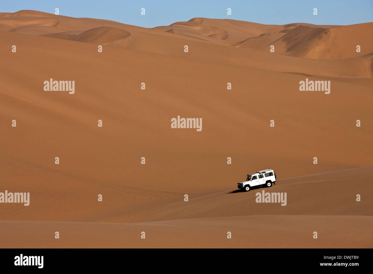 Four wheel drive vehicle in the sand dunes of the Namib-Naukluft Desert in Namibia Stock Photo