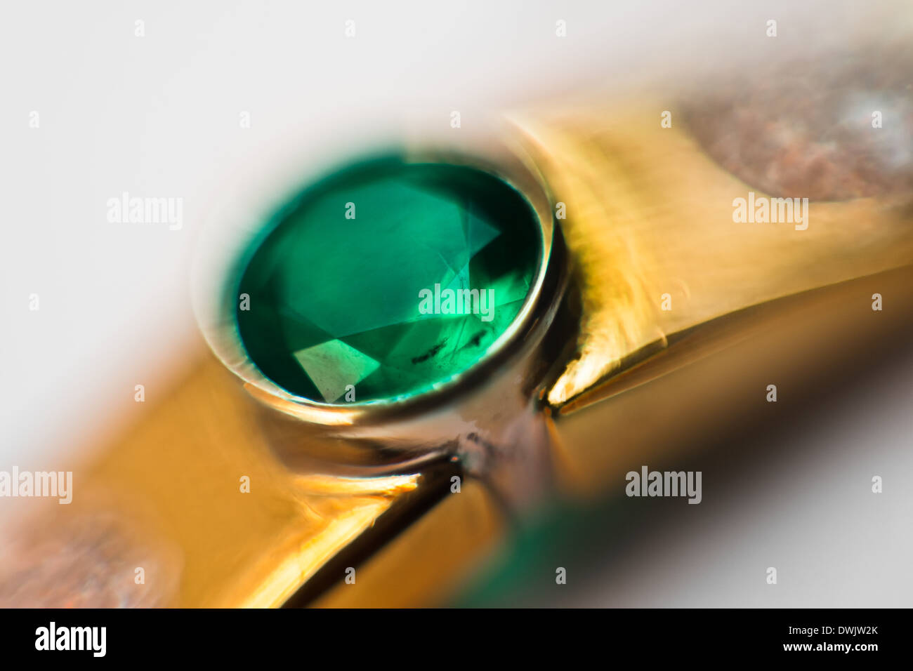 Emerald gold ring hi-res stock photography and images - Alamy