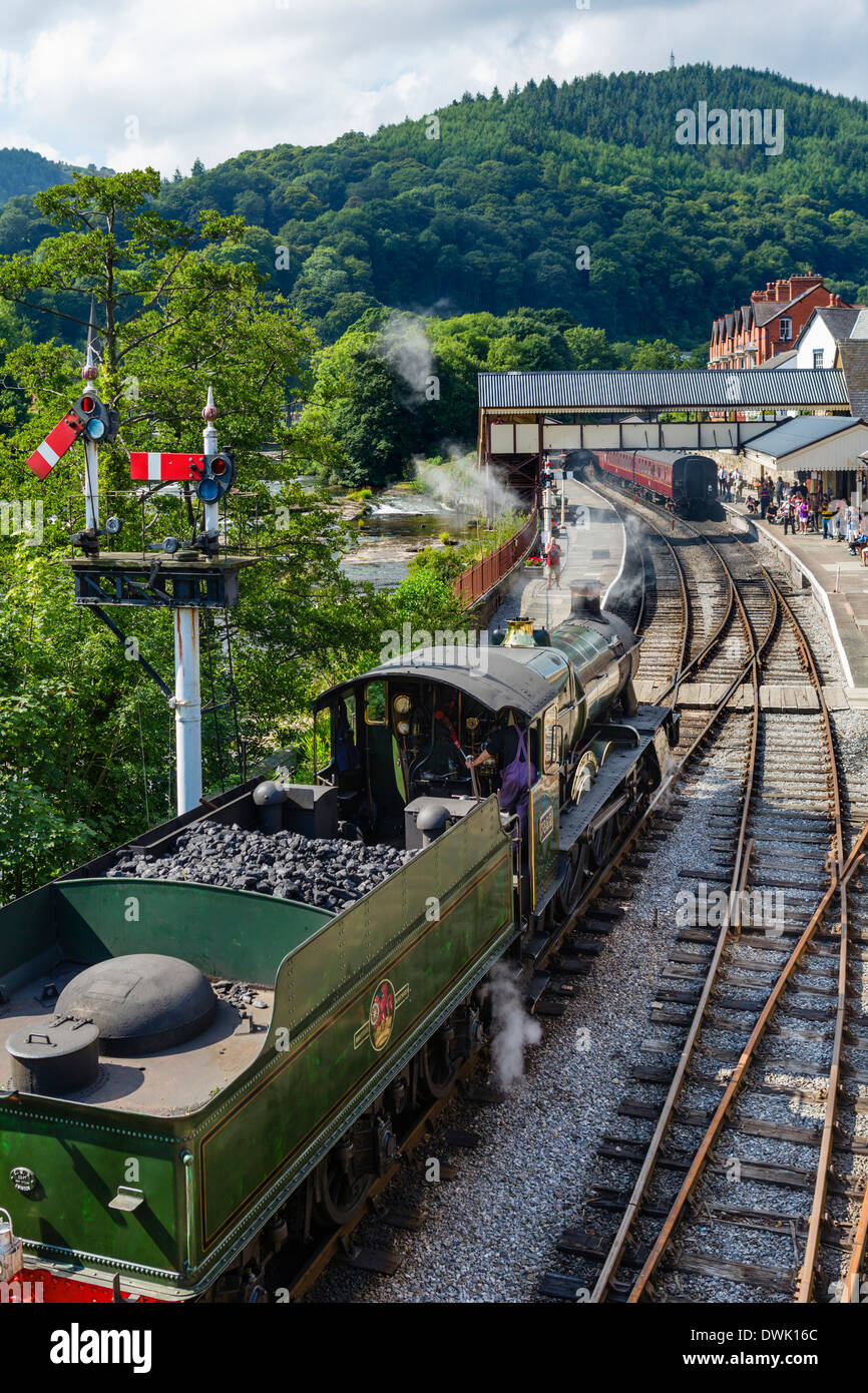 Engine 7822 'Foxcote Manor' steam locomotive at Llangollen railway station, Llangollen, Denbighshire, Wales, UK Stock Photo