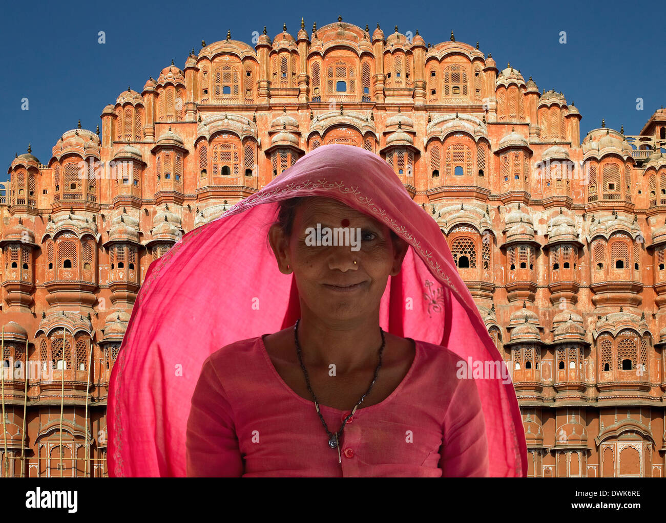 Indian lady wearing a Sari by the Palace of the Winds in Jaipur in Rajasthan in Northern India Stock Photo