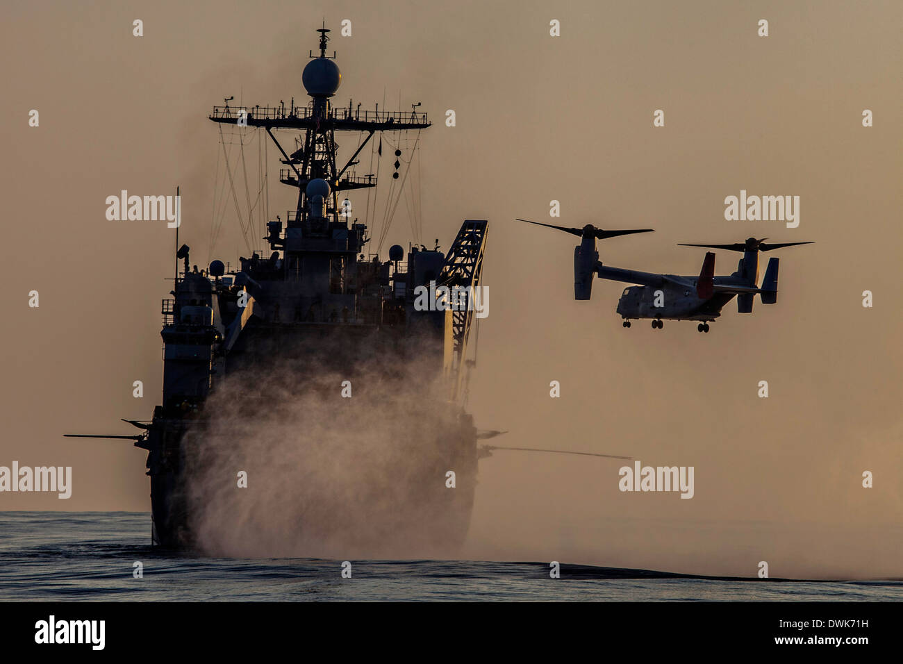 A US Marine Corps MV-22 Osprey comes in to land on the Whidbey Island-class dock landing ship USS Ashland February 28, 2014 in the Pacific Ocean. Stock Photo