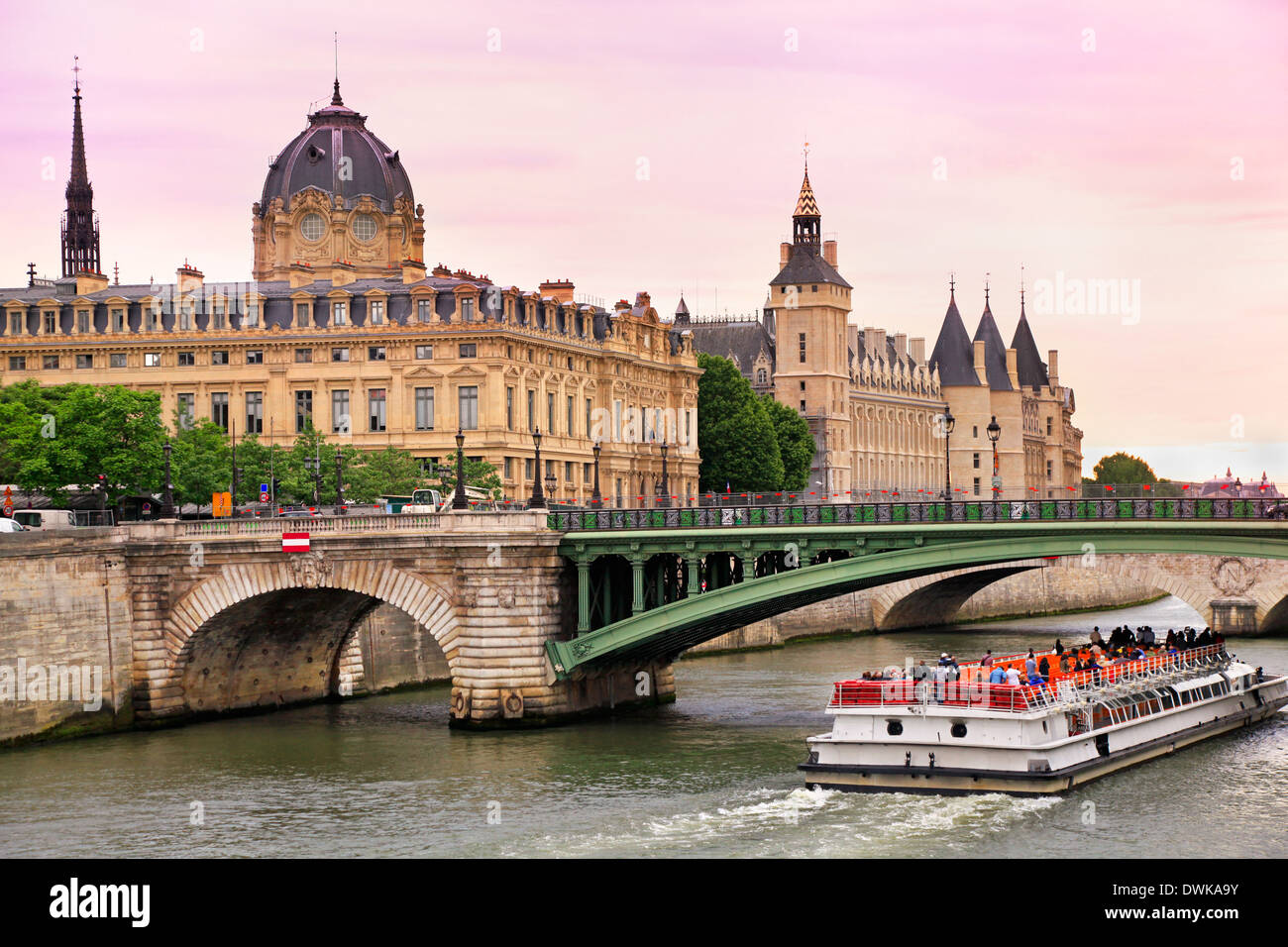Bateau Mouche Paris High Resolution Stock Photography And Images Alamy