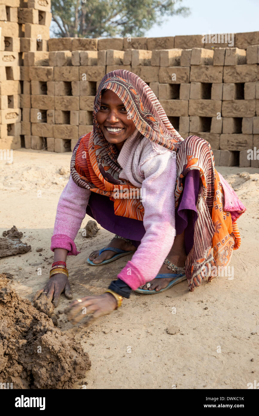 Woman brick india hi-res stock photography and images - Alamy