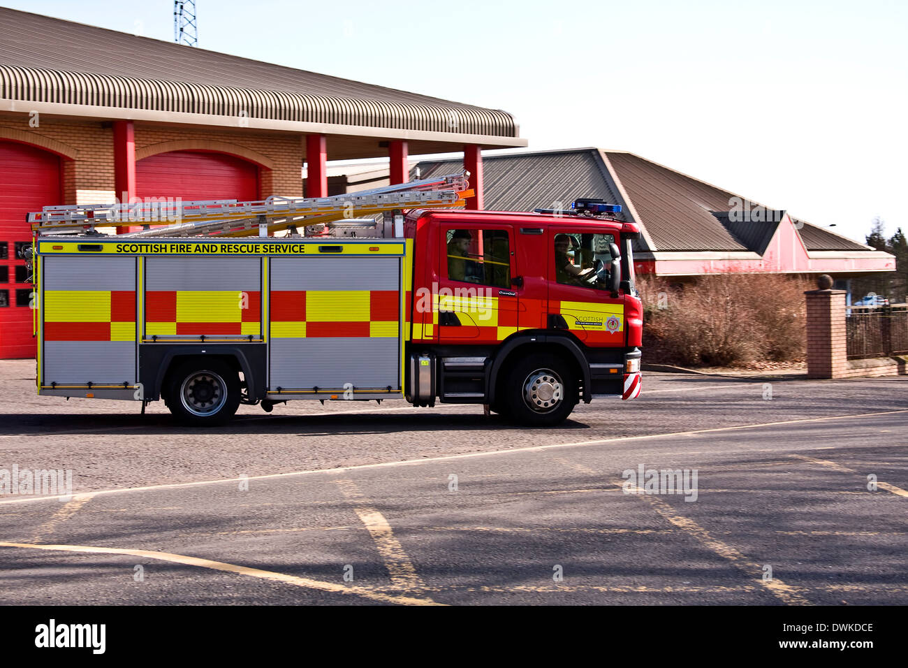 Scottish Fire And Rescue Service truck leaving the fire station responding to a 999 emergency call in Dundee, UK Stock Photo
