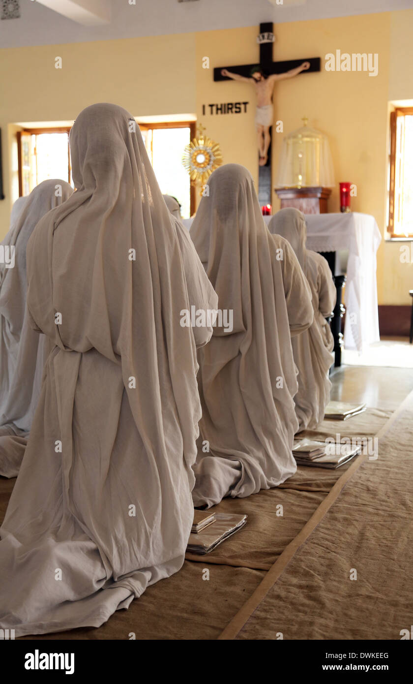 Sisters of Mother Teresa's Missionaries of Charity in prayer in the ...