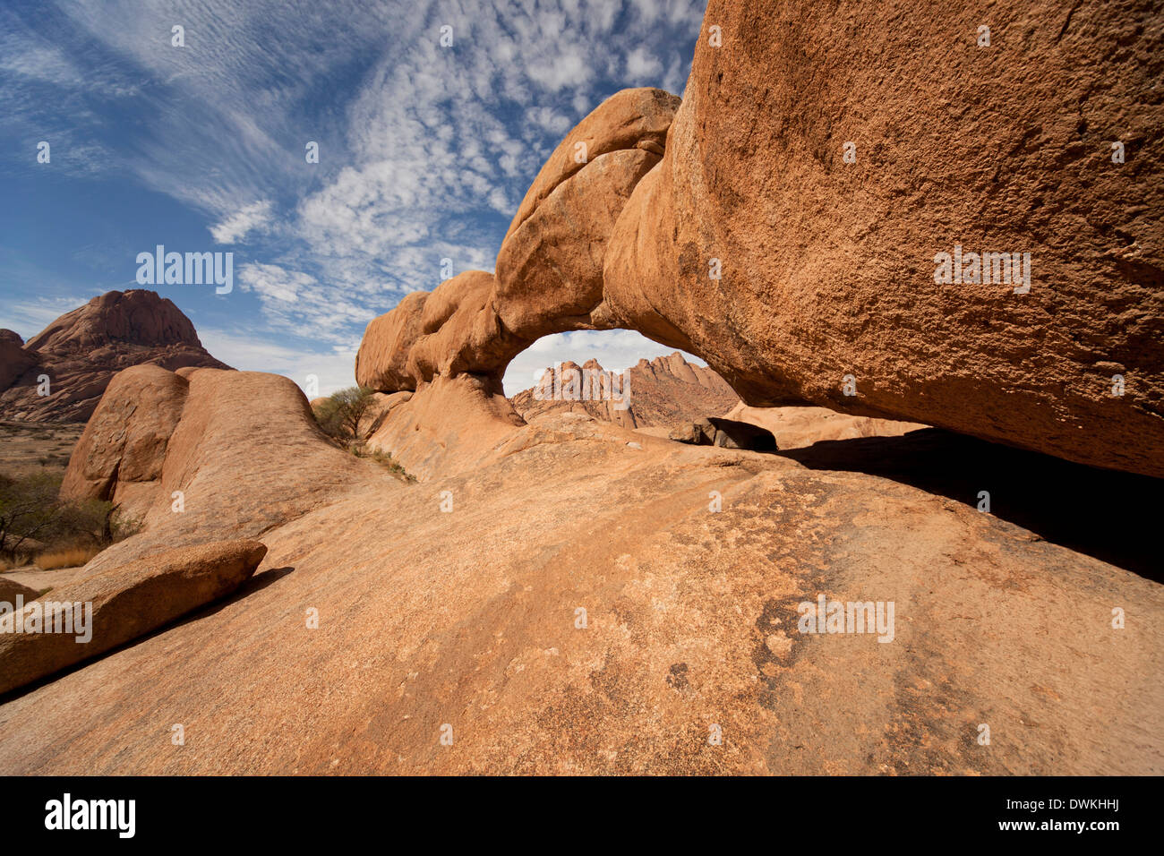 Felsbogen beim Inselberg Spitzkoppe, Namibia, Afrika | rock arch near the granite mountain Spitzkoppe, Namibia, Africa Stock Photo