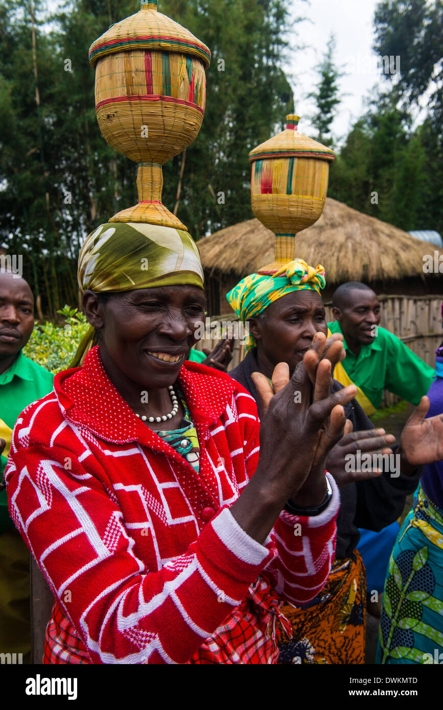 Woman carrying baskets on head hires stock photography and images Alamy