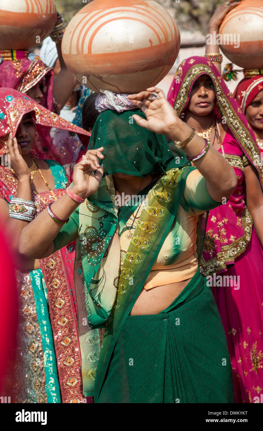 Women carrying pots on head hires stock photography and images Alamy
