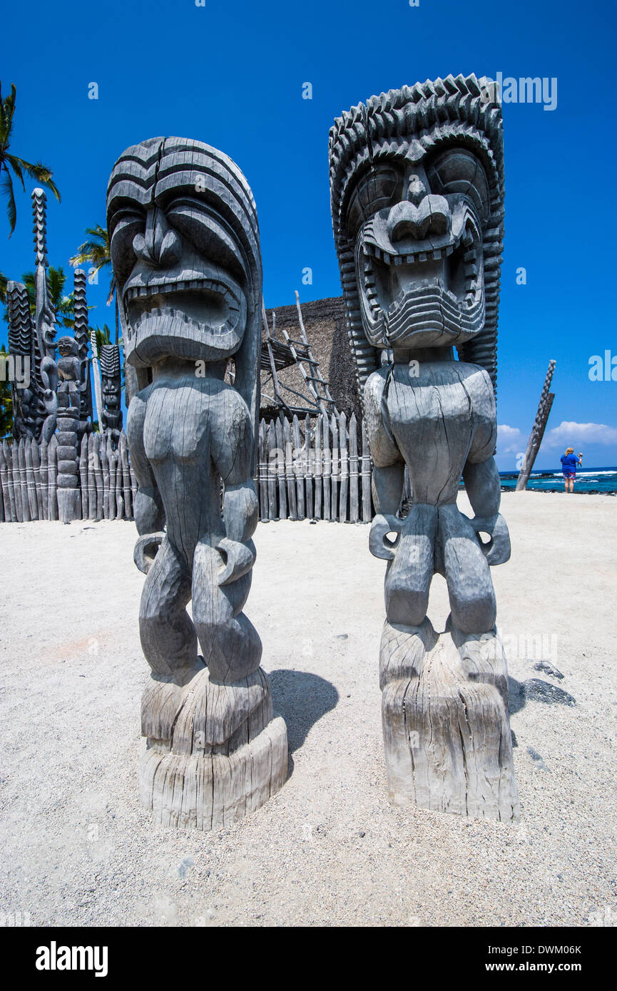Wooden statue in puuhonua o honaunau national historical park hires