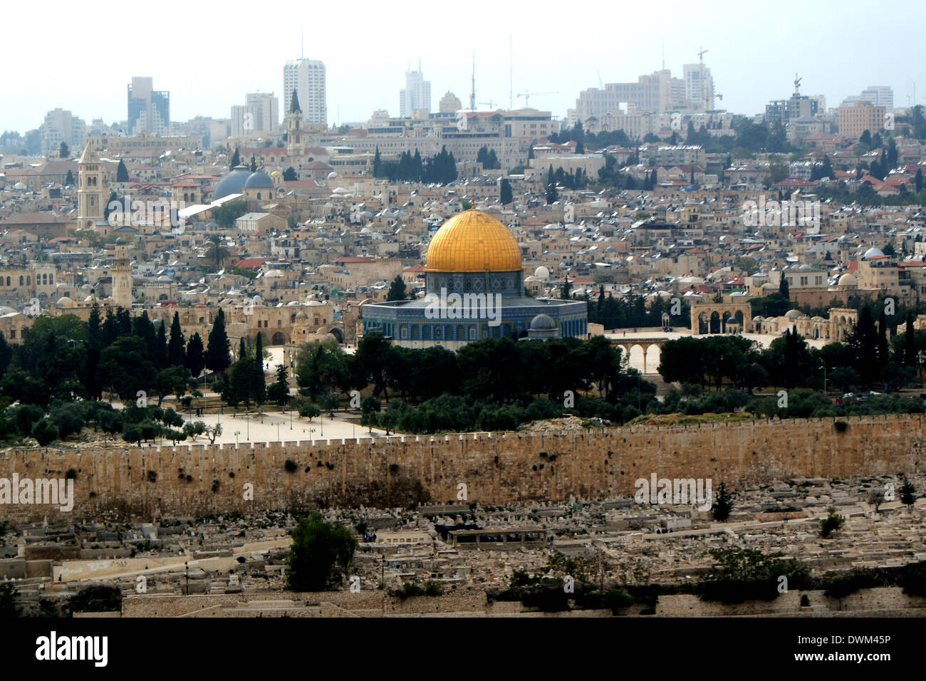 The view of the Mount of Olives shows the contrasts in Jerusalem: with the holy places of three religions, the divided old town, the Israelian expansion and the Palestinian demands cristallizes Jerusalem as a place of conflicts - April 2013. Stock Photo