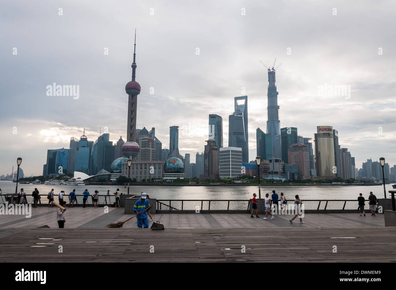 Photographers take photos of the Shanghai skyline at dawn Stock Photo ...