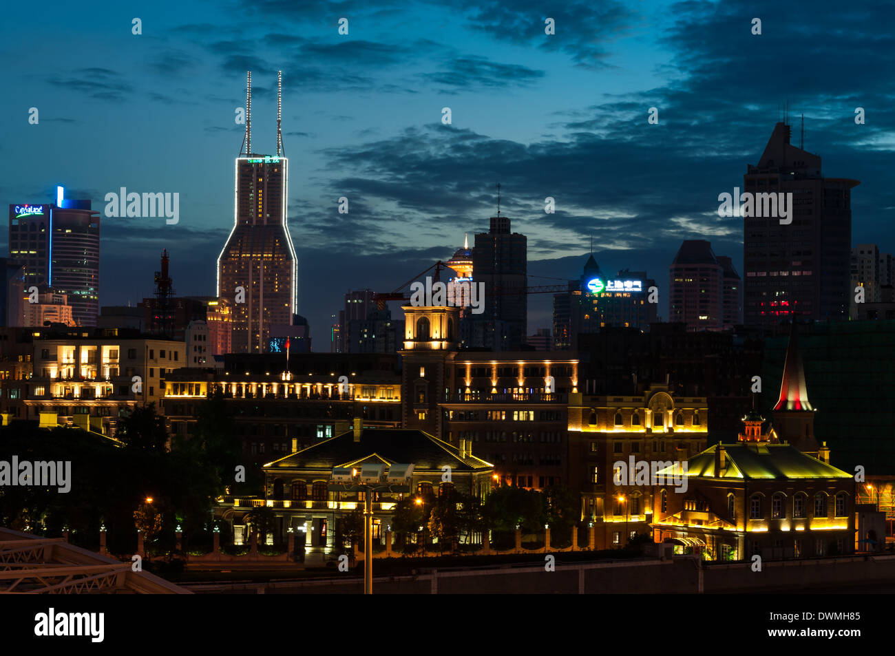 The bund shanghai skyline hi-res stock photography and images - Alamy