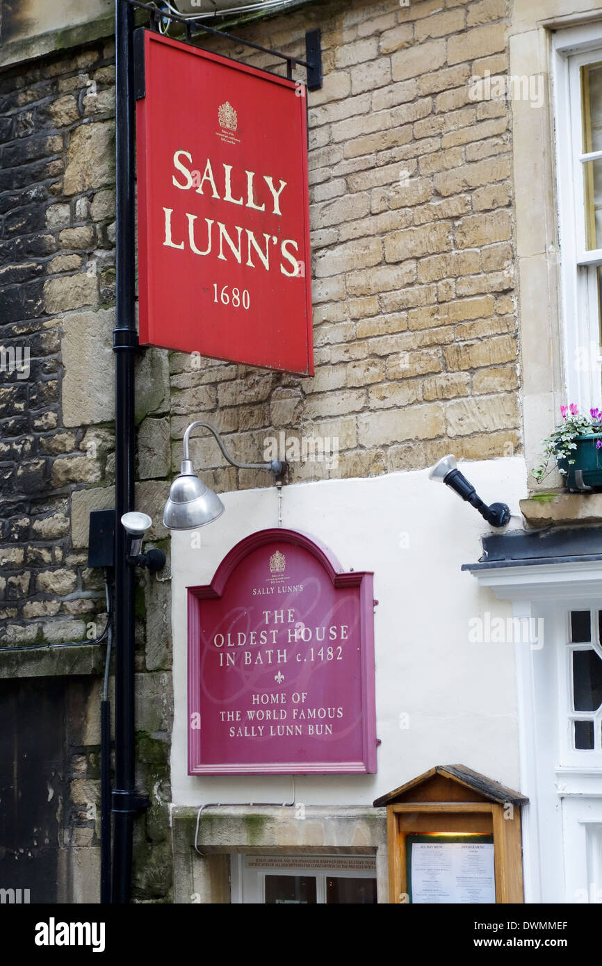 The signs outside Sally Lunns tearooms. Historic Eating House & Museum. The oldest house in Bath, North Parade Passage, Bath, Somerset, England, UK Stock Photo