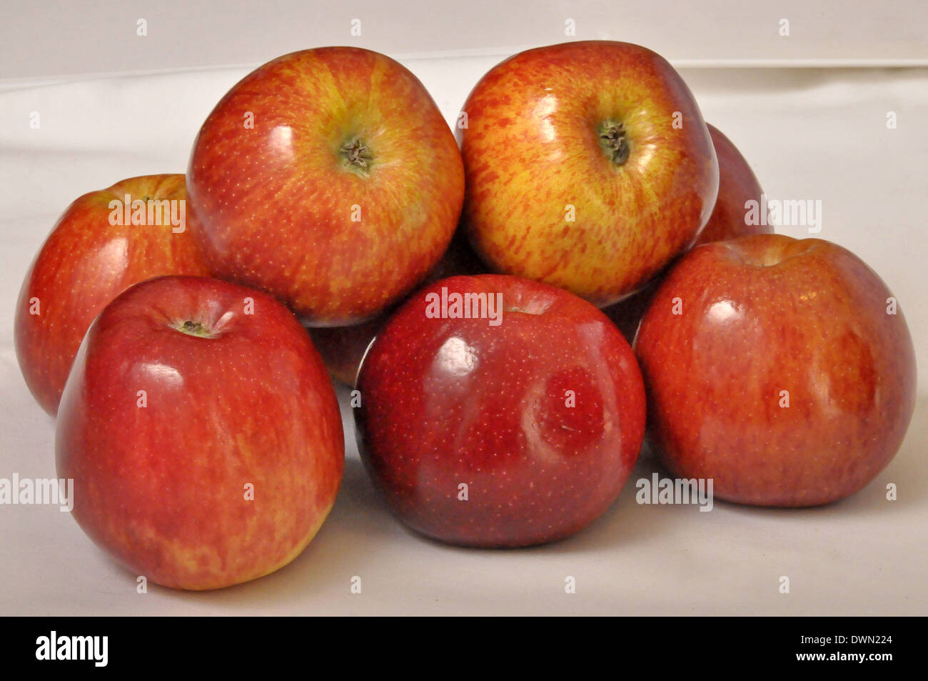 red crispy apples