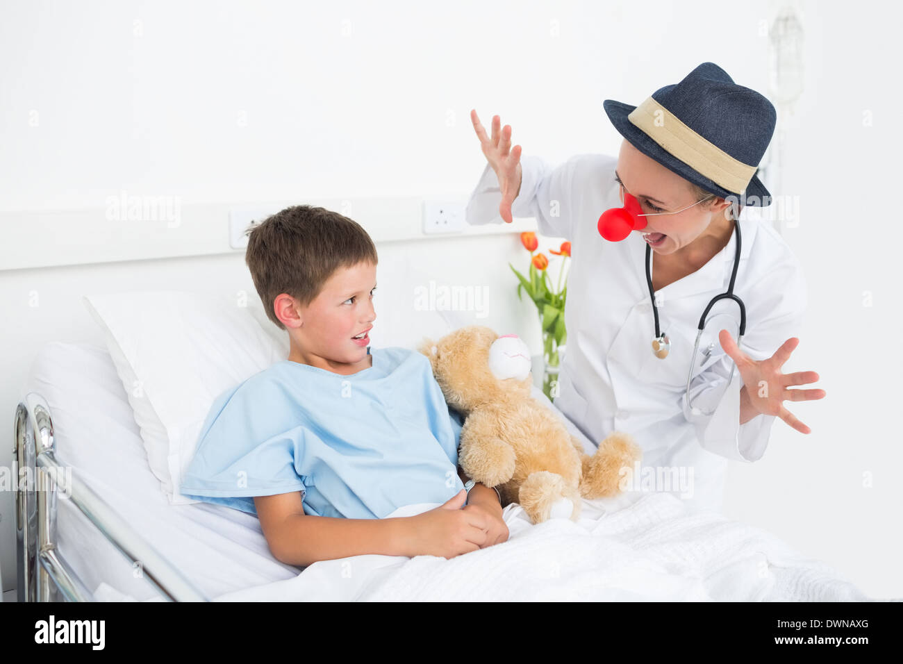 Включи дети врачи. Пациент мальчик. Костюм больного в больнице для больных детей. Доктор у больного мальчика. Доктор клоун.