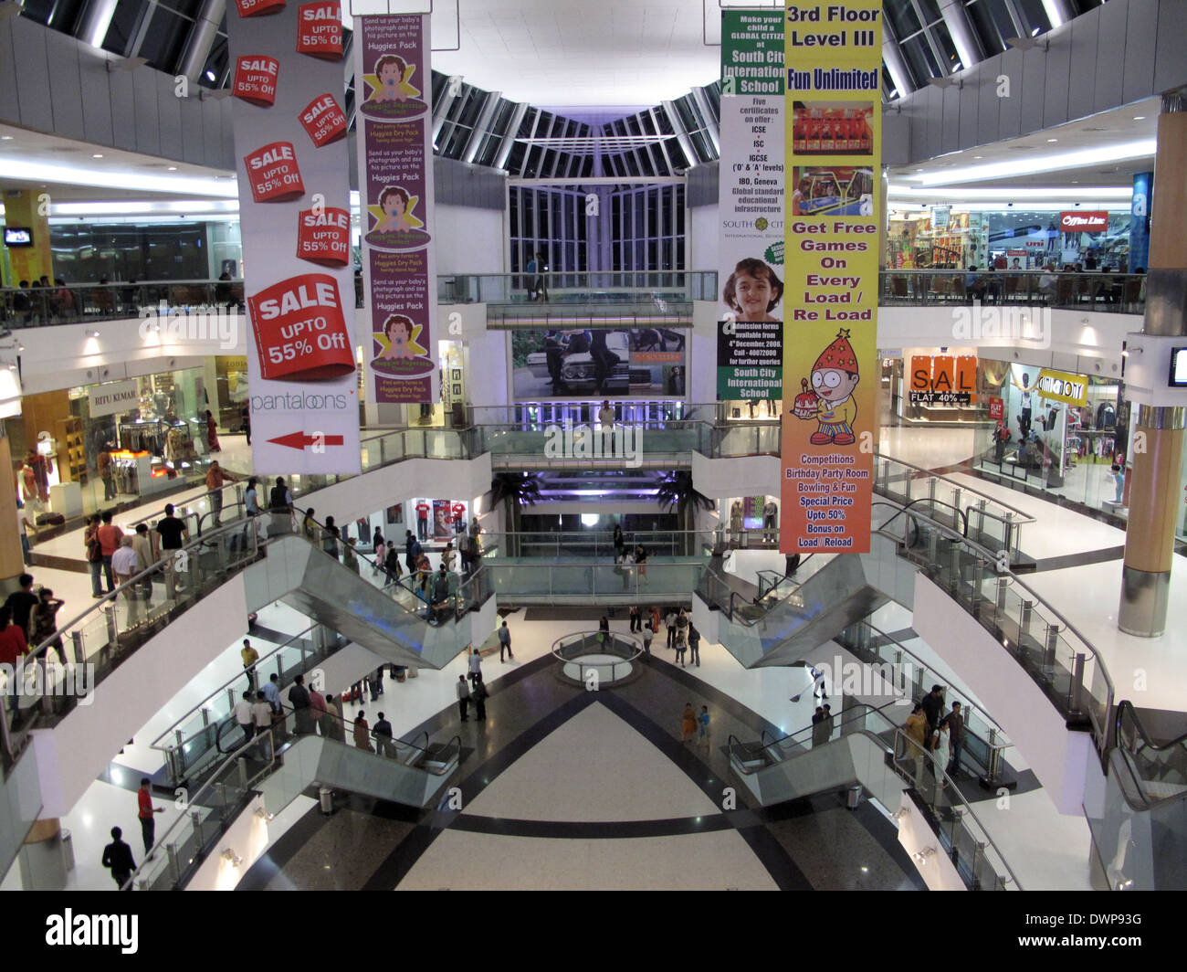 Enclosed shopping mall hires stock photography and images Alamy