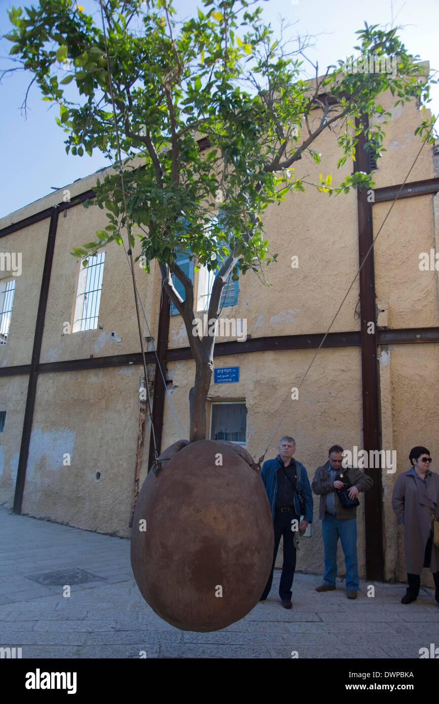 artwork The Hanging Orange Tree in Jaffa, symbolizing the disconnection