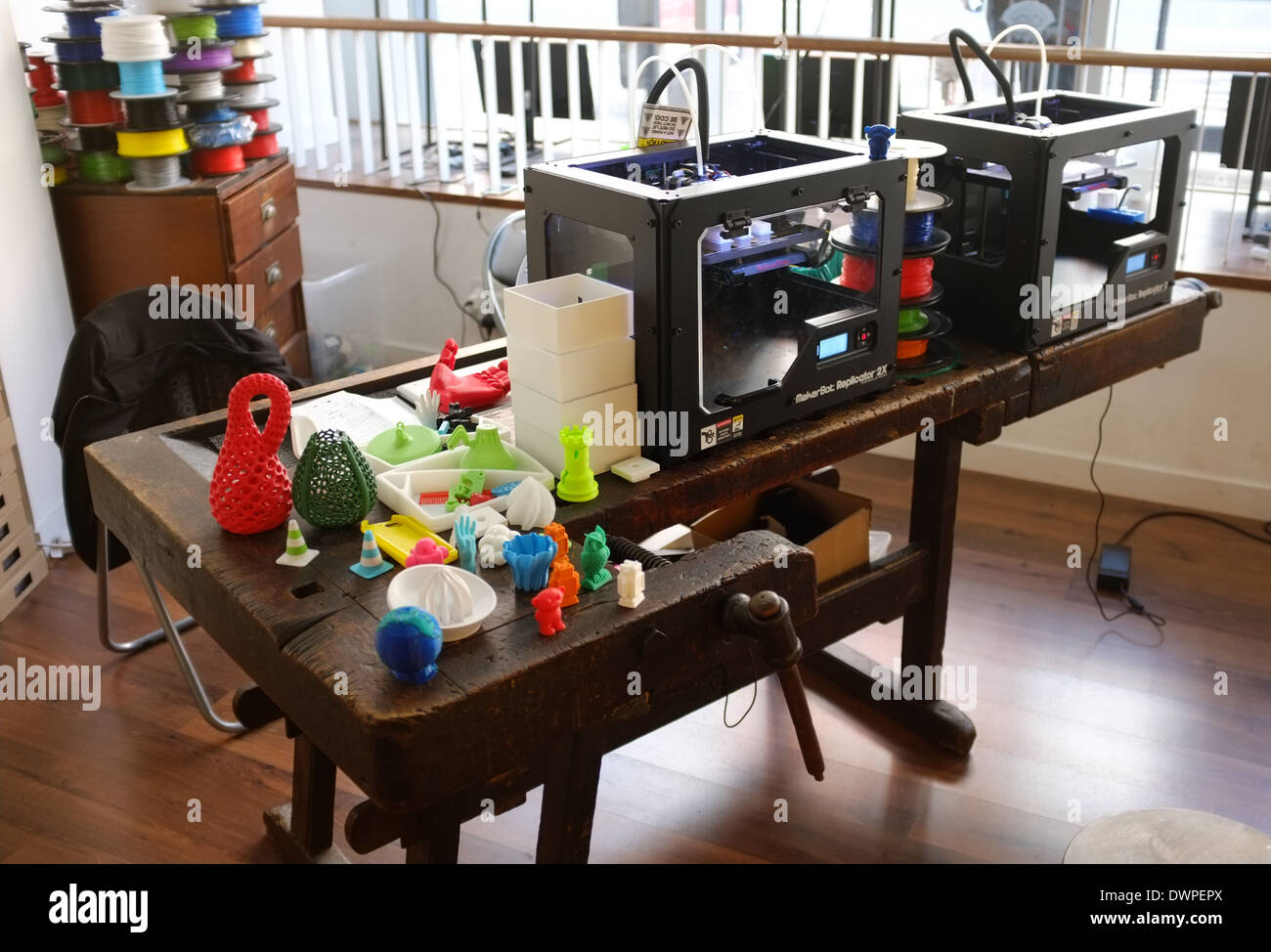 A selection of 3D printed objects and 2 3D printers at the iMakr 3D printing store, 79 Clerkenwell Road London EC1R 5AR UK Stock Photo