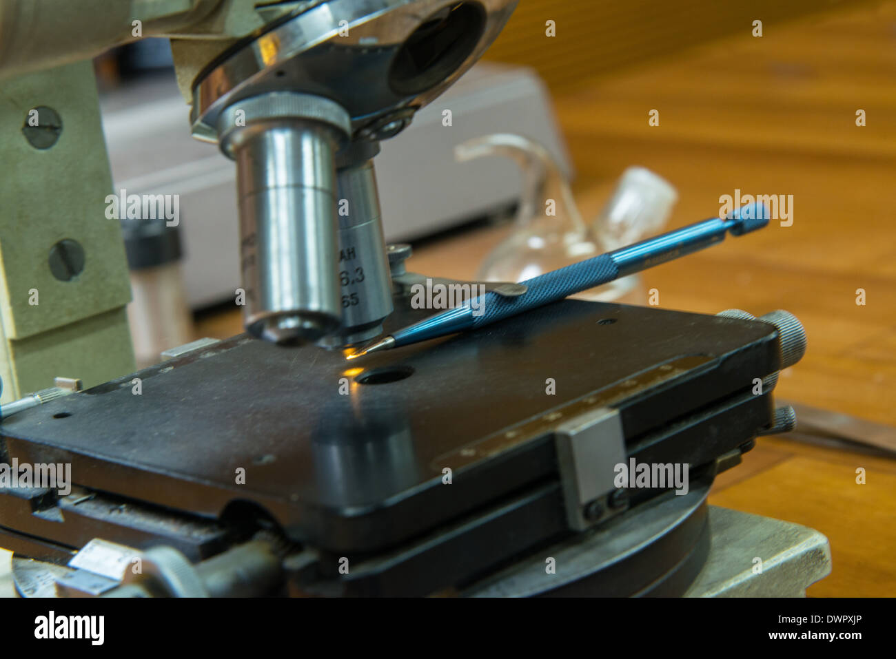 Microscope with microsurgical scalpel with diamond blade for