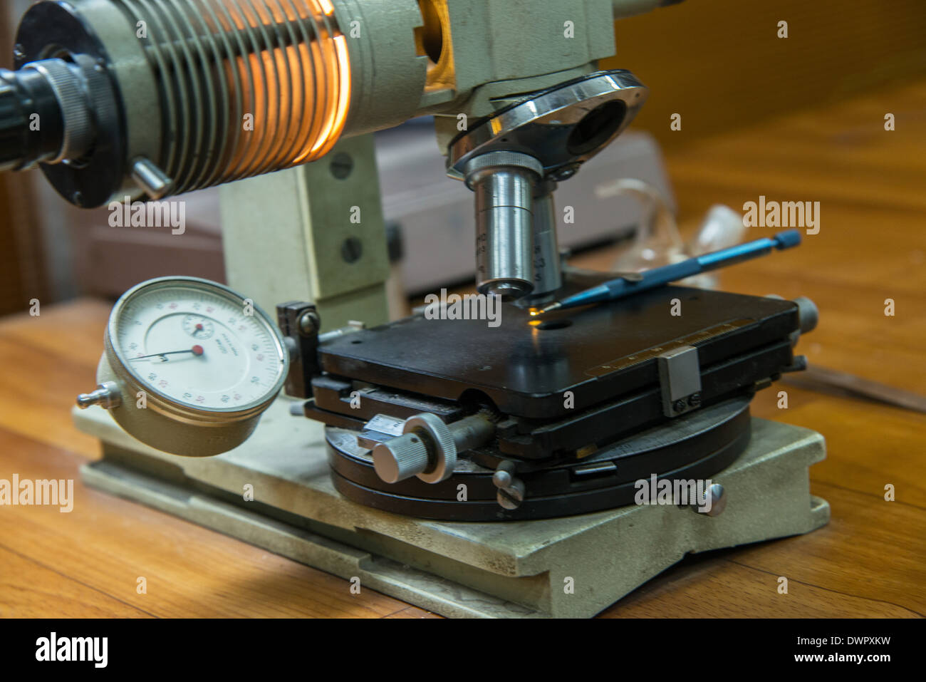 Microscope with microsurgical scalpel with diamond blade for