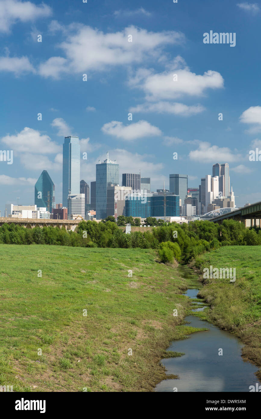 Downtown dallas skyline hi-res stock photography and images - Alamy