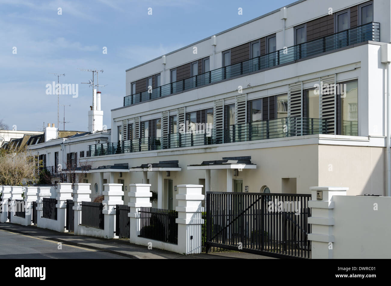 Modern row houses hi-res stock photography and images - Alamy
