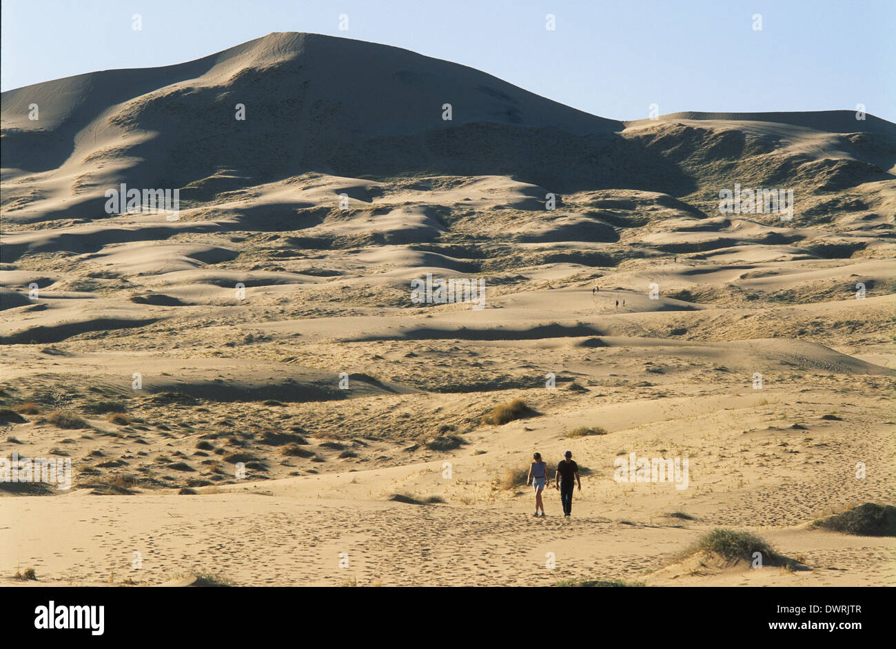 Elk248-2702 California, Mojave National Preserve, Kelso Dunes, with hikers Stock Photo