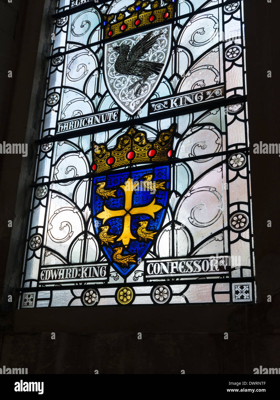 Coat of arms round stained glass window hi-res stock photography and images  - Alamy