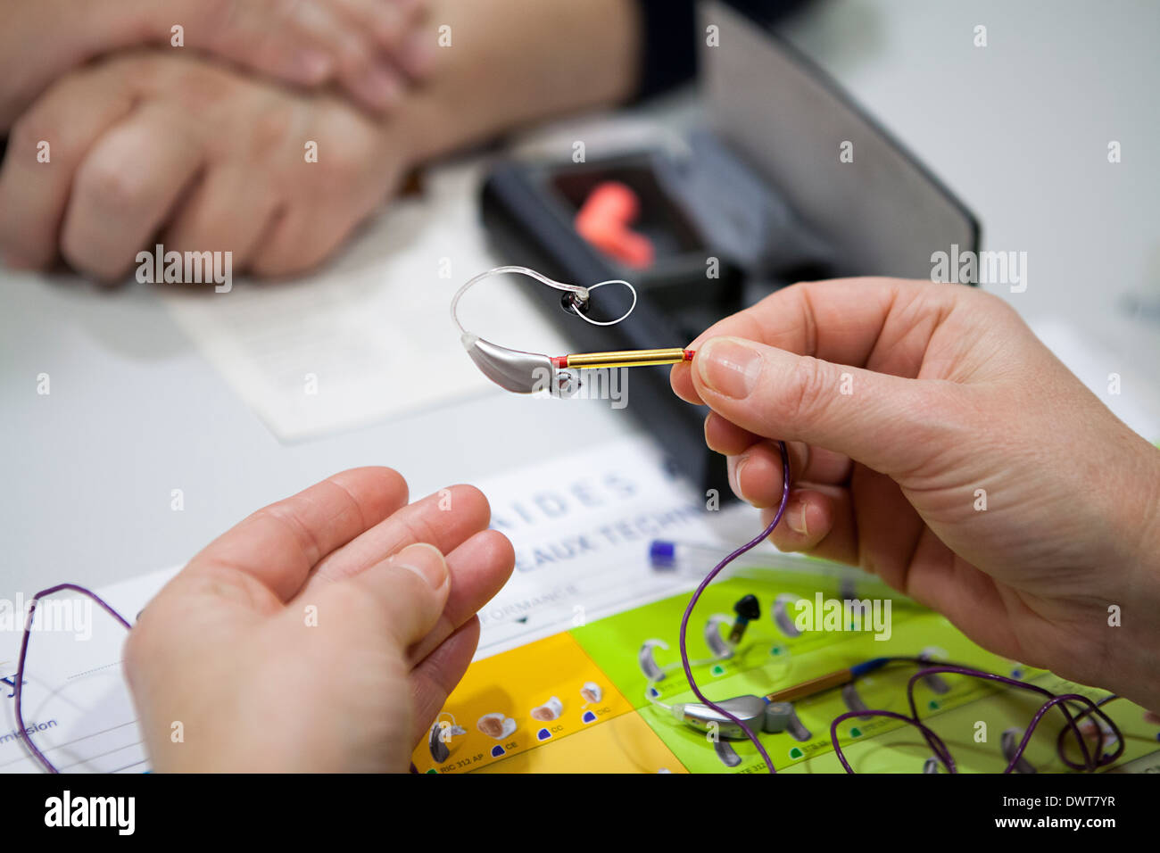 Hearing aid old hires stock photography and images Alamy