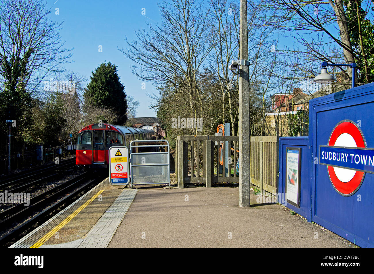 Sudbury Town Underground Station platform showing Piccadilly Line Train ...