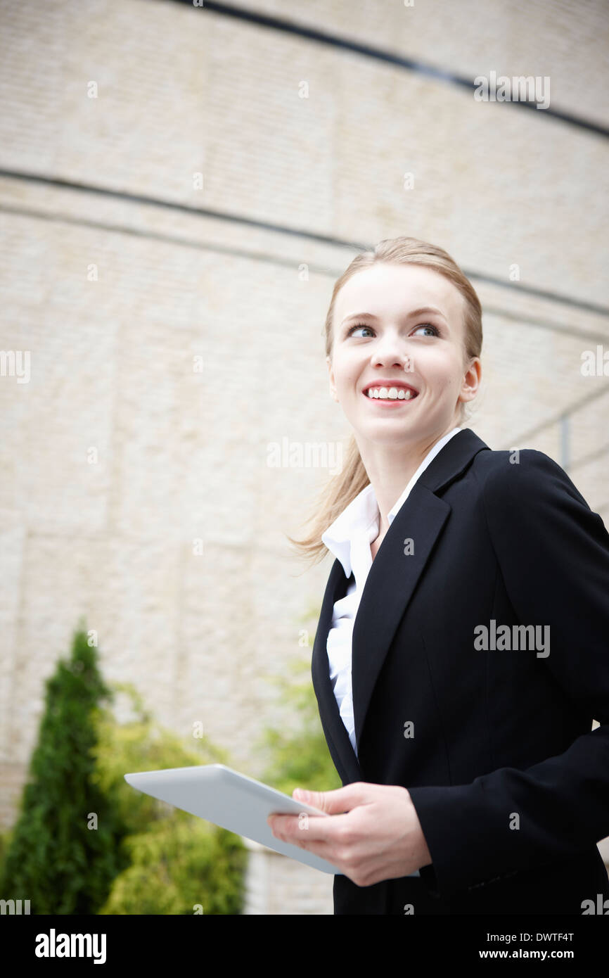 Woman posing outside hi-res stock photography and images - Alamy