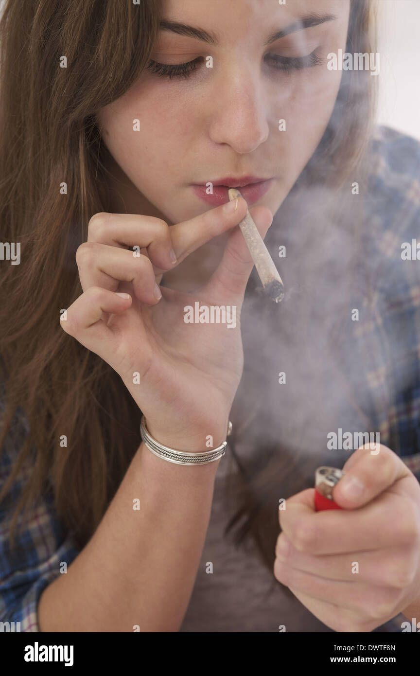 18 year old smoking cigarette hires stock photography and images Alamy