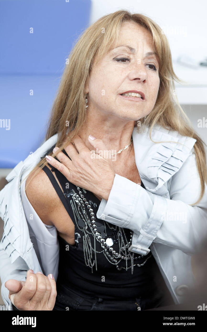 Neck pain senior Stock Photo Alamy