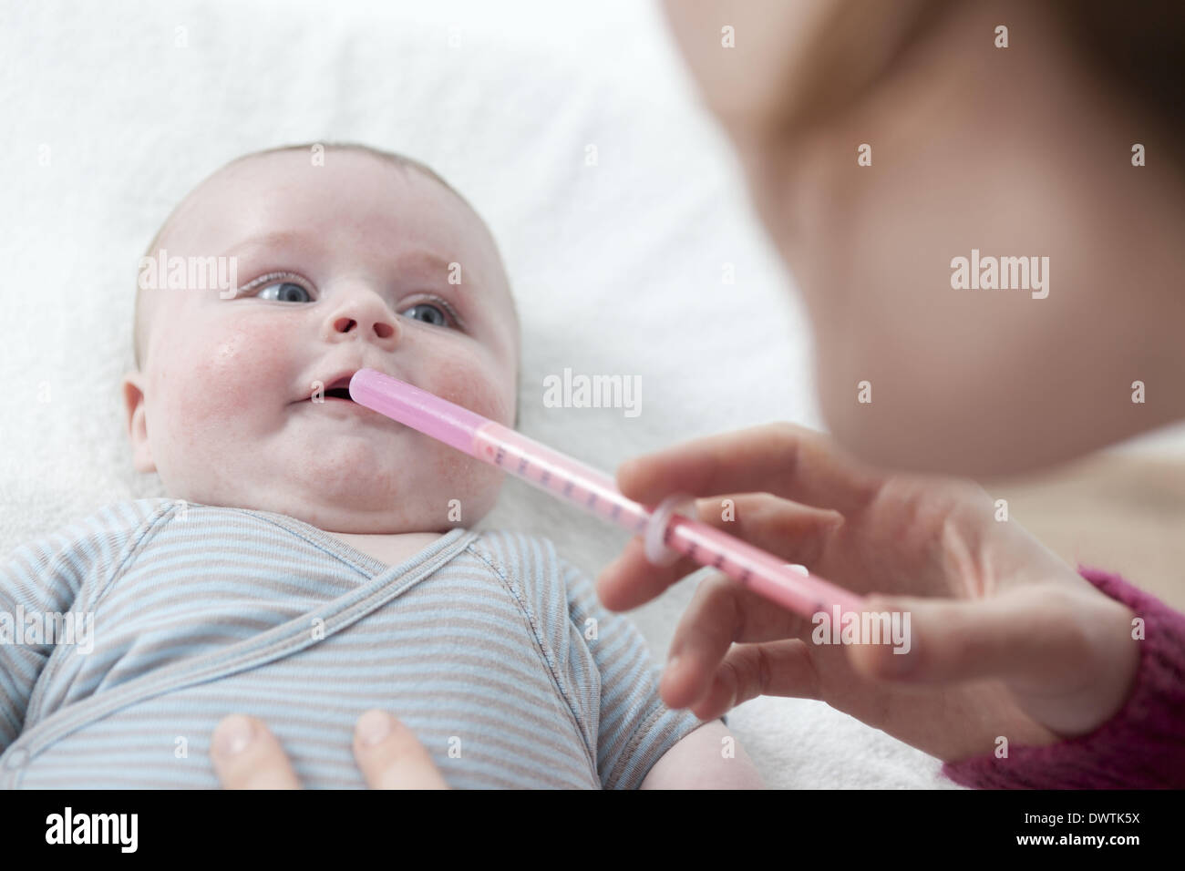 Лекарство для детей. Как давать лекарство новорожденному. Как давать ребенку лекарства если он выплевывает. Устройство давать таблетки кошкам. Лайфхак как дать ребенку лекарство.