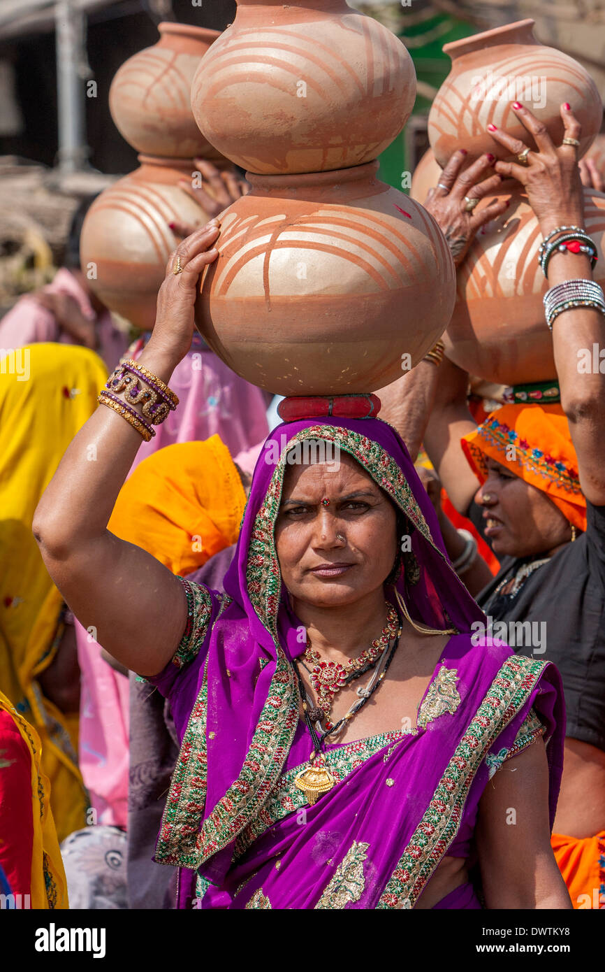 Women carrying pots hires stock photography and images Alamy
