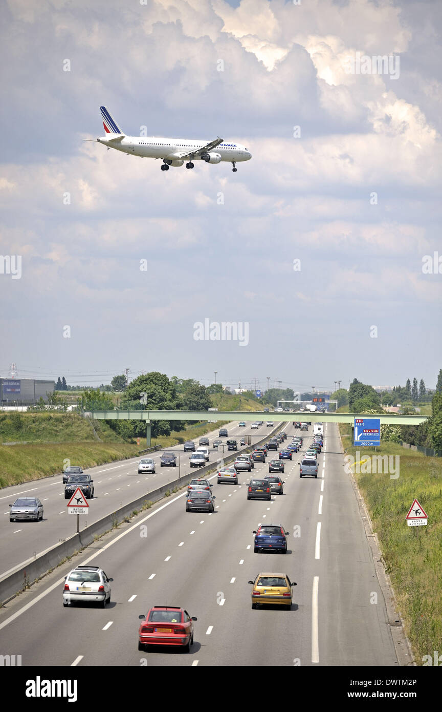 Aircraft by road hi-res stock photography and images - Alamy