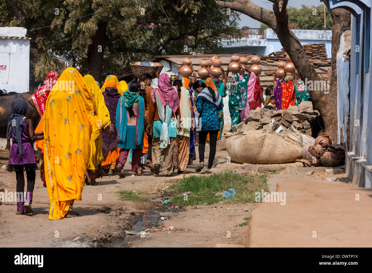 Abhaneri, Rajasthan, India. Village Women Walking to the House of a Bride-to-be for a Pre-wedding Celebration. Stock Photo