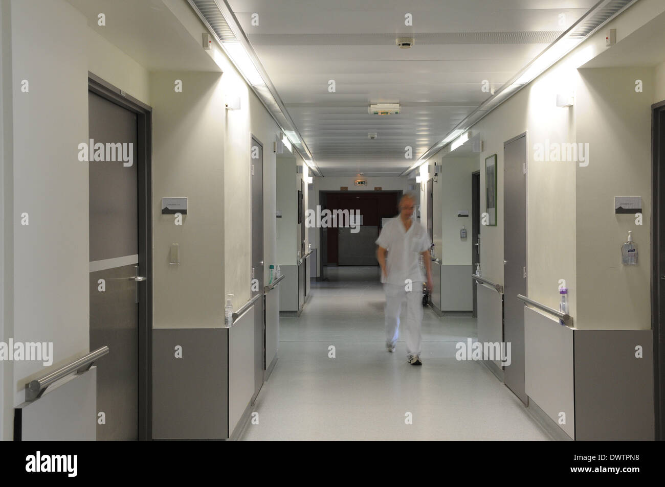 Hospital hallway people hi-res stock photography and images - Alamy